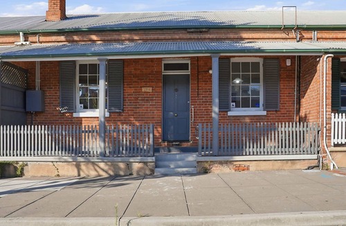 Bathurst House | The Heritage Stay 1860s Cottage Central CBD