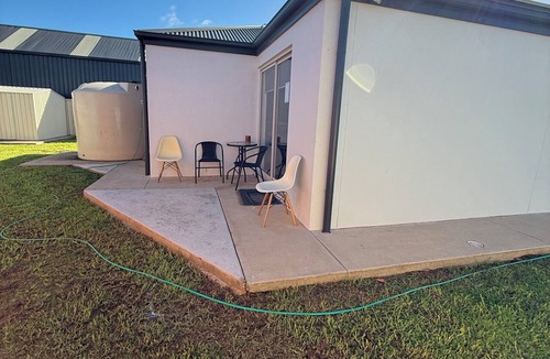 Griffith House | The Holiday Home Griffith - 3 bedrooms -2 bathroom , Double Garage NSW 2680