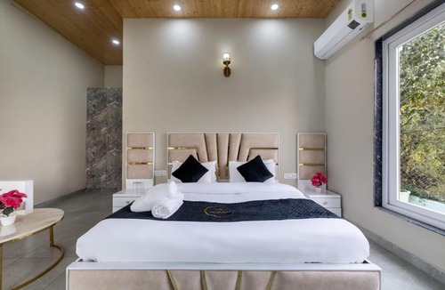Kuthar Apartment | The Majestic Escape l Serviced Villa l Open Air Lawn & Plunge Pool l Bonfire l Music Party l Managed By ExoticStays