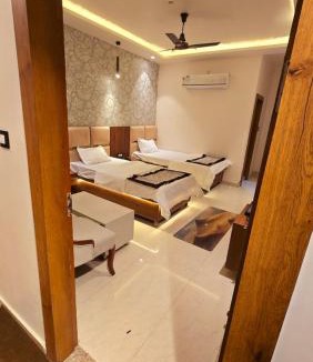 Sandila Hotel | The Monark Inn