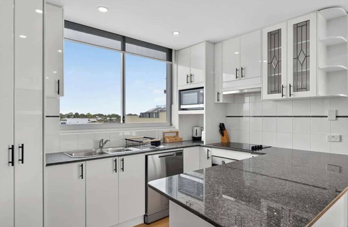 Cronulla Apartment | The Ocean View Sanctuary | Spa + Parking
