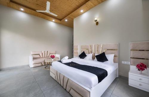 Dharampur Apartment | The Rajmahal Retreat I Jacuzzi I Vacations l Pet friendly & 3 Bedroom Villa I Family Events I Sky Bonfire I Kasauli By Exotic Stays