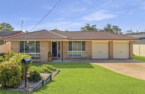 Mannering Park House | The Sailor's Haven - 200m from Boat Ramp!