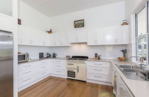 Middle Pocket House | The Vale Farmstay & Animal Sanctuary Hot Tub, Natural Pool, Fire Pit,Wood Oven