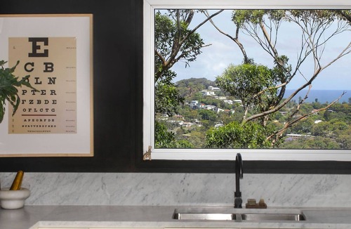 Newport House | The Vista - Sunny designer abode w 180° waterviews