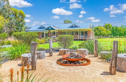 Echuca House | The Waterfront - Echuca Holiday Homes