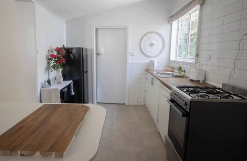 Newington House | This is a clean, comfortable and affordable three bedroom home on a quiet street in Newington