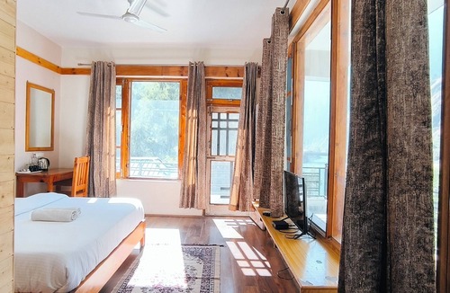 Banjar Bed & Breakfast | Tirthan Grand Riverside