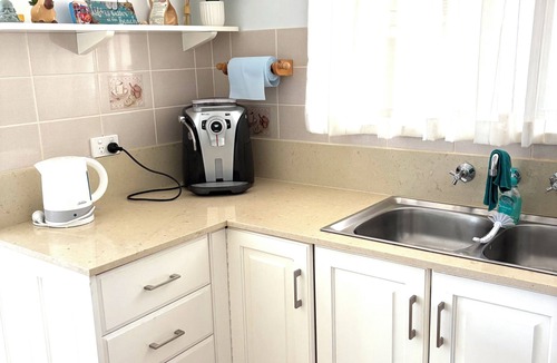 Tomakin House | Tomakin stay. Quiet and convenient. Great for short term or monthly stays.
