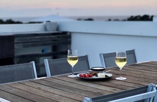 Casuarina Apartment | Top-floor beachside apartment with 360deg views