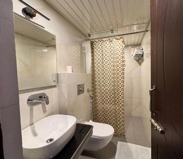 Lansdowne Hotel | Tourist pure veg Hotel And Restaurant