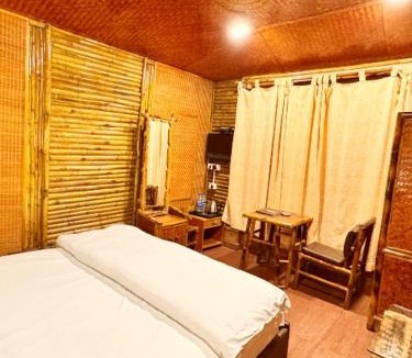 Lansdowne Hotel | Tourist pure veg Hotel And Restaurant