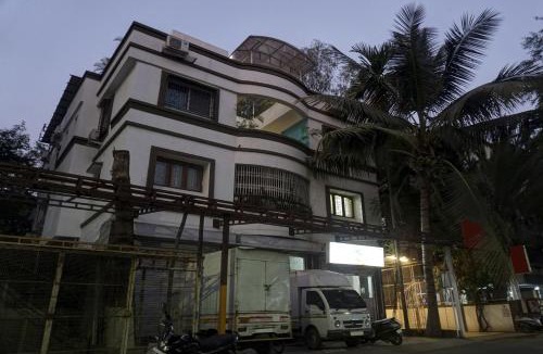 Pune Hotel | Townhouse The Upper Room Near Pune Airport