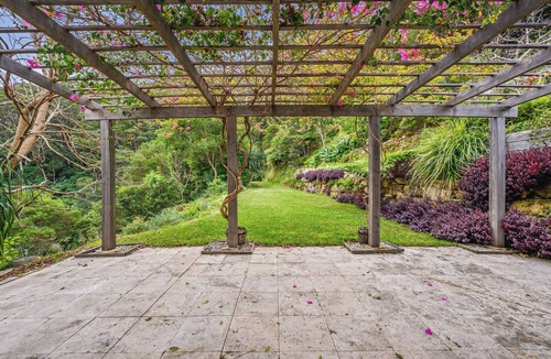 Korora House | Tranquil Treetop Haven: 3 Bedroom Home with Stunning Views