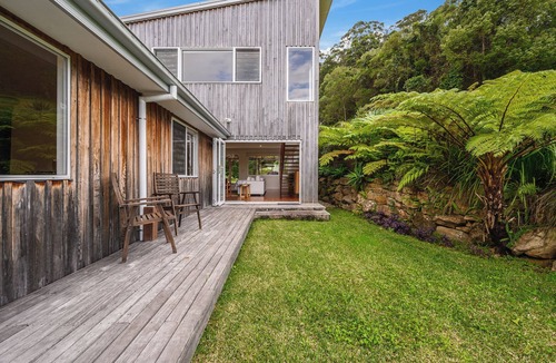 Korora House | Tranquil Treetop Haven: 3 Bedroom Home with Stunning Views