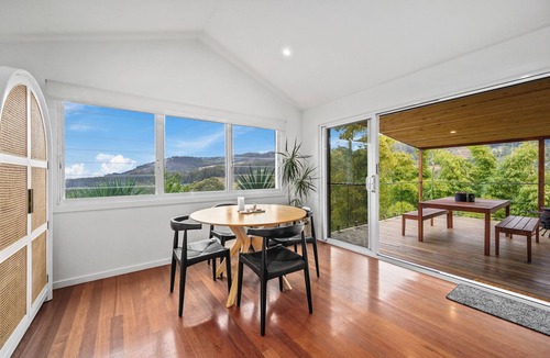 Korora House | Tranquil Treetop Haven: 3 Bedroom Home with Stunning Views