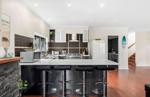 St Leonards House | Tranquil Turnberry - Modern home, only 350 metres to St Leonards town centre.