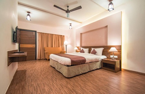 Khatri Park Housing Society Hotel | Treebo Five Elements with Swimming Pool