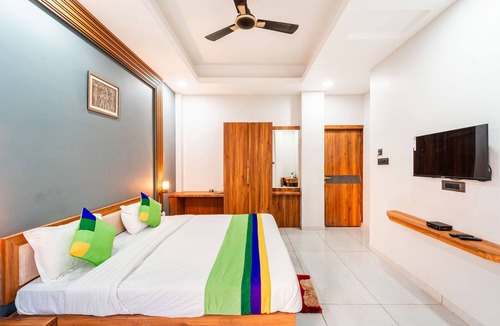 Bhopal Hotel | Treebo Lake City