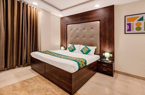 Alambagh Hotel | Treebo Masterprice Inn - 15 Mins From Airport