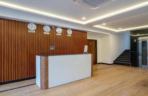 Gachibowli Hotel | Treebo Purva Crest, Gachibowli DLF