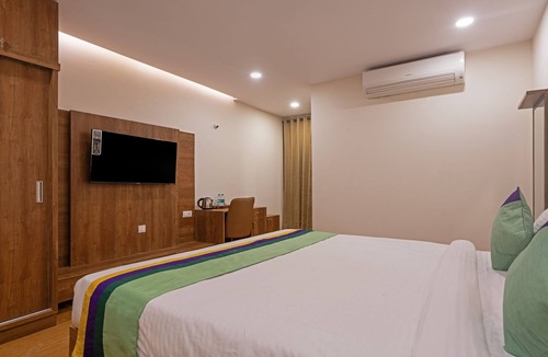 Gachibowli Hotel | Treebo Purva Crest, Gachibowli DLF