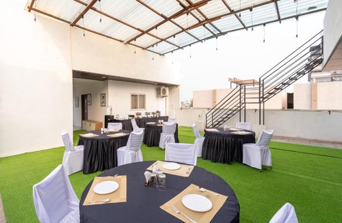 Indore Hotel | Treebo Shridhar Stay, 2 km from Indore Junction