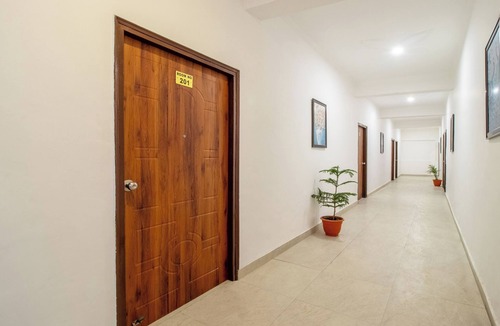 Madhapur Hotel | Treebo The Living Tree