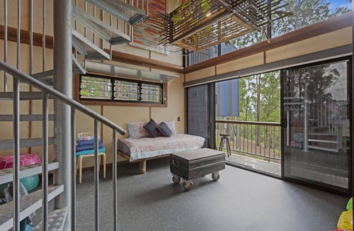 Austinville House | Treehouse #3, Tri-Level, Large BBQ. Amazing views