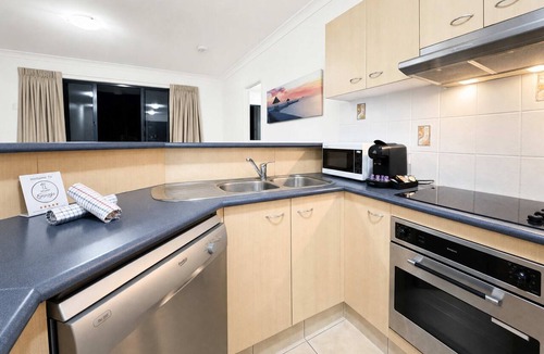 Mermaid Beach Apartment | Tropical Bliss at Turtle Beach 300m to the beach Enjoy world-class facilities