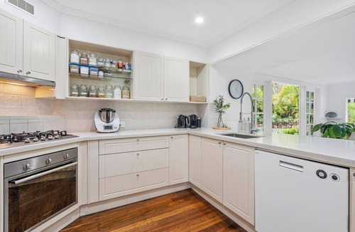 Ashmore House | Tropical Oasis Heated Spa, Pool and Huge Decks