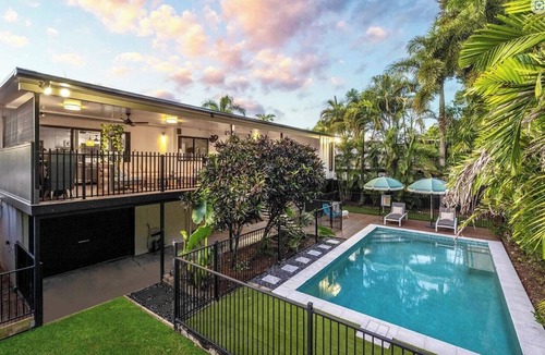Mundingburra Apartment | Tropical Poolside Studio