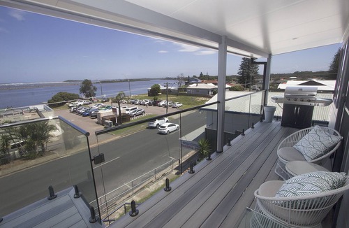 Harrington Apartment | UNIT 2 OPPOSITE BEACH, RIVER ,HOTEL,CLUB,WALKING DISTANCE TO ALL VENUES ETC.