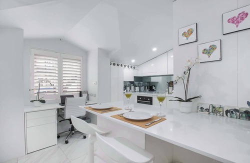 Kirribilli Apartment | Upscale Studio in Kirribilli with private Terrace