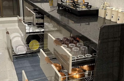 Santacruz Apartment | URBAN PAUSE, 2BHK Apt near BKC,airport&NMACC