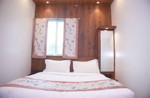 Khalapur Hotel | Venkat's The MOUNTAIN by Redwings