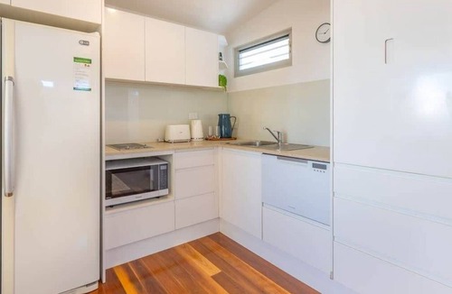 Casuarina House | Verano- Sleeping 12 and only 20 meters to the beach
