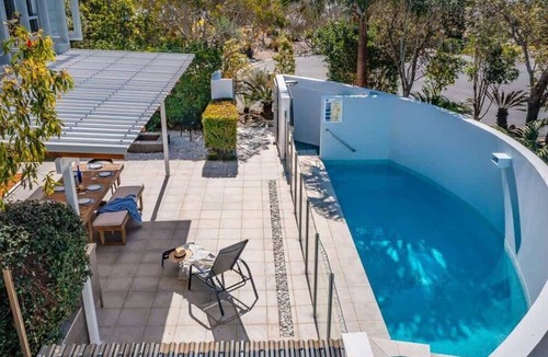 Casuarina House | Verano- Sleeping 12 and only 20 meters to the beach