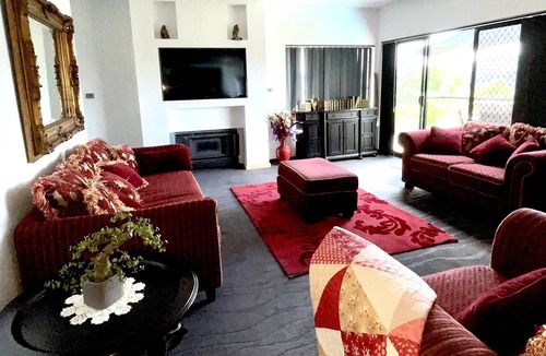 Hillvue House | Very spacious home overlooking Tamworth with 5 bedroom 3 lounge rooms pool + AC