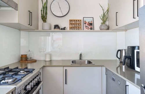 Freshwater Apartment | Vibrant Beachside Retreat: 2BR Unit in Freshwater