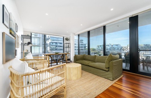 Kingston Apartment | Vibrant Stay with Lakeside Charm in Kingston