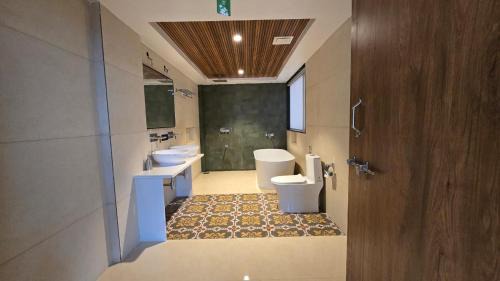 Machutar Villa | Vidhi Villa - The Luxurious Glass House with Valley View -Swimming pool- AC