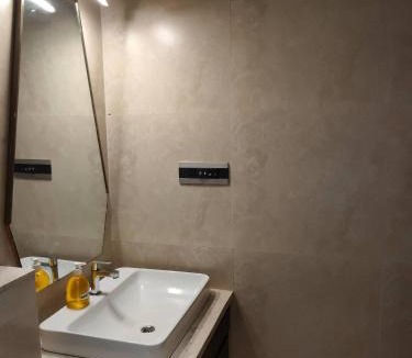 Kurla Apartment | Vienna Studio near BKC Pool Wi-Fi Kitchen