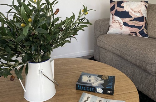 Bowenfels House | VILLA 2, Brand new SLEEPS 7, great location, CLEAN ,security complex in Lithgow