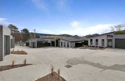 Bowenfels House | VILLA 3, Brand new SLEEPS 5, great location, CLEAN and security complex