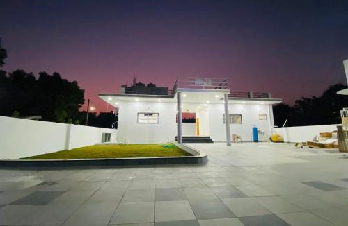 Bhuj Villa | Villa Hillside
