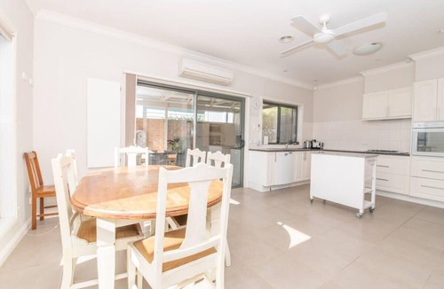 Orange House | Villa on Rosemary. Private Lane. Walk to CBD.
