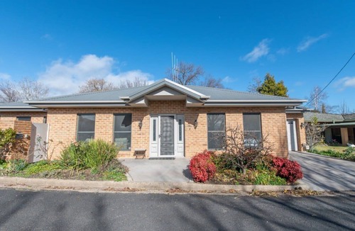Orange House | Villa on Rosemary. Private Lane. Walk to CBD.