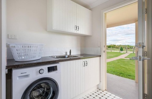 Eurunderee House | 'Vineyard Cottage' A Golden Escape among the Vines