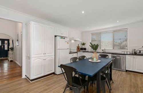 Cessnock House | Vino Poolhouse - Relaxing Getaway with Pool, BBQ & Firepit